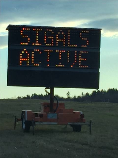 A large road sign with a mispelled word.